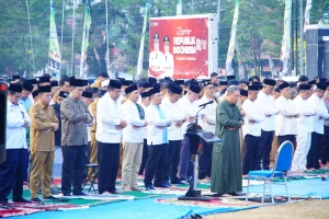 Doa Dipanjatkan, Bupati Toha Bagikan Masker di Tengah Kemarau